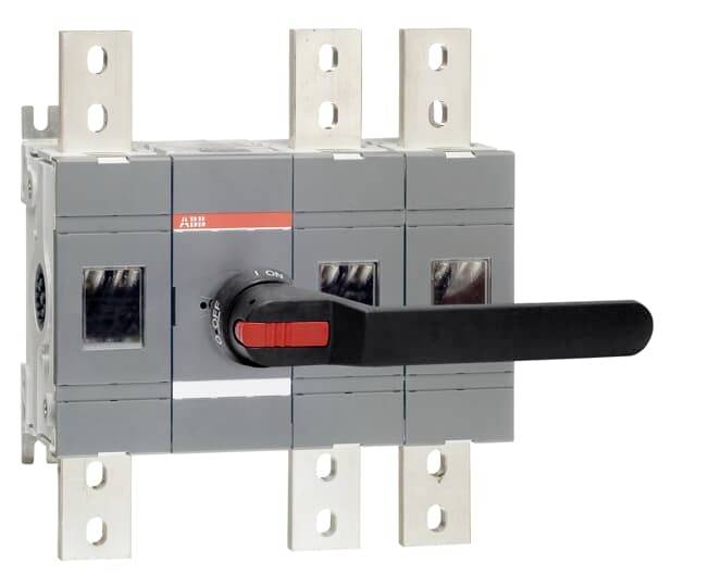 Dreipoliger ABB-Leistungsschalter mit schwarzem manuellem Schalthebel in der EIN-Position auf weißem Hintergrund.