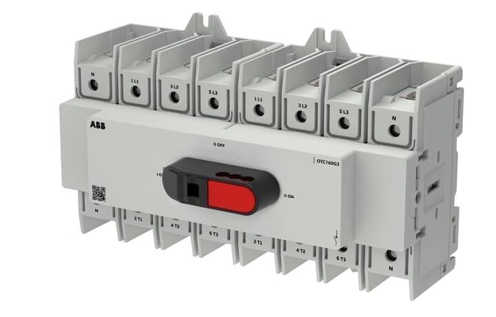 ABB elektrischer Schalttrenner mit einem roten Ein-/Ausschalter und mehreren Klemmenverbindungen, dargestellt in einer produktgestylten isolierten Ansicht.