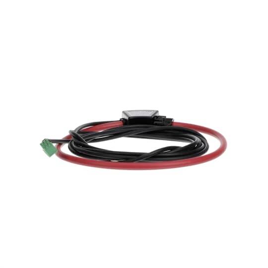 Aufgerolltes rot-schwarzes Elektrokabel mit grünem Stecker und kleinem schwarzen Inline-Bauteil auf weißem Hintergrund.