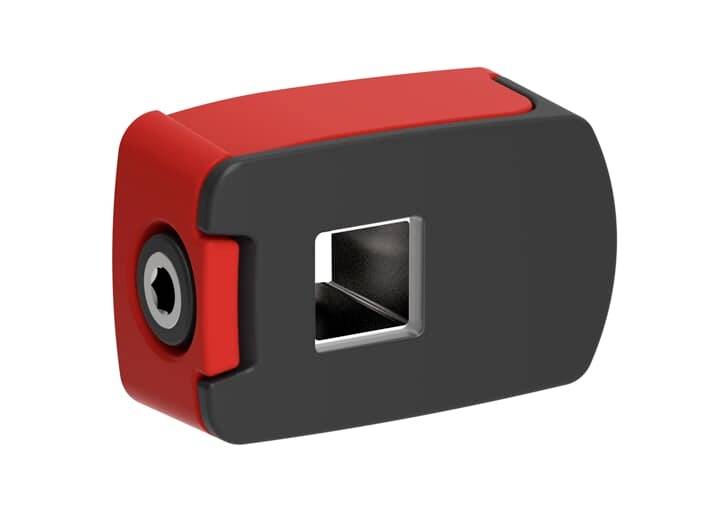 Schwarzer und roter USB-Adapter mit quadratischem weiblichem Anschluss und kreisförmiger Steckeröffnung auf weißem Hintergrund.