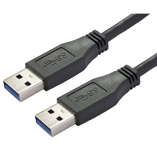 Zwei schwarze USB-A-Stecker auf einem Kabel, gezeigt auf weißem Hintergrund.
