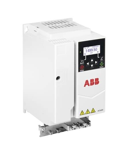 Weiße ABB-Frequenzumrichter mit kleinem digitalem Steuerungsdisplay und Pfeiltasten, in produktstilgerechter Ansicht vor weißem Hintergrund dargestellt.