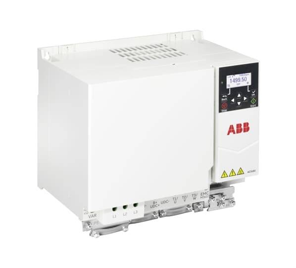 ABB Industrieller Frequenzumrichter/Wechselrichter in einem weißen Metallgehäuse mit digitalem Bedienfeld und Warnbezeichnungen