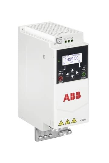 ABB-Industrieantrieb oder Motorcontroller mit digitaler Anzeige, die 1499,50 zeigt, Steuerungstasten, Warnsymbole und Stromklemmen auf weißem Hintergrund.