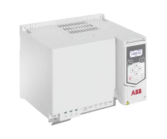 ABB-Frequenzumrichter/-Regler mit digitalem Tastaturfeld-Display, das auf der rechten Seite einer weißen Industrieanlage montiert ist