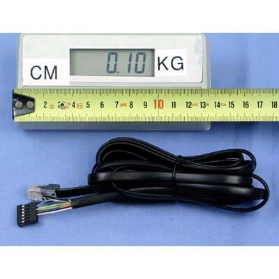 Digitale Waagenanzeige mit 0,10 KG über einem Lineal, mit einem aufgerollten schwarzen Kabel und Stecker daneben auf einer blauen Oberfläche.