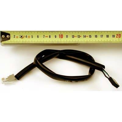 Schwarzes Kabel mit weißem Stecker und kleinem schwarzem Stecker, unter einem Messstab angeordnet, der eine Länge von etwa 20 cm anzeigt.