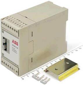 Beiges ABB-DIN-Schienen-Elektrorelaismodul mit abnehmbarer Metallmontageplatte und kleine weiße Kunststoffklammern daneben gezeigt.