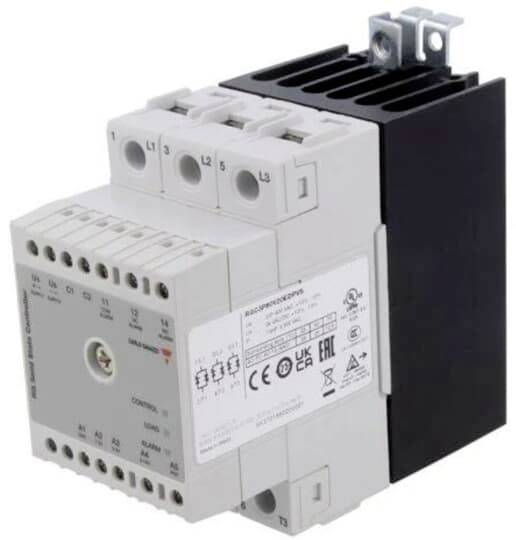 Industrieller elektrischer Schütz mit angebautem Überlastrelais, gezeigt in einem Produktfoto auf weißem Hintergrund.