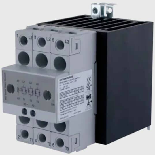 Industrieller elektrischer Schütz mit Drehstrom-Klemmleisten und schwarzem Gehäuse, auf einfachem Hintergrund dargestellt.