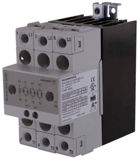 Industrieller elektrischer Schütz mit beschrifteten Anschlussanschlüssen und Schaltplan auf der Vorderseite.