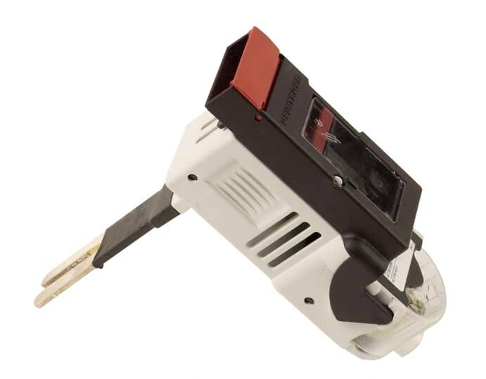 Ein Stecker-Elektrogeräteadapter mit integriertem Tester und ausziehbaren Kontaktstiften, gezeigt vor weißem Hintergrund.