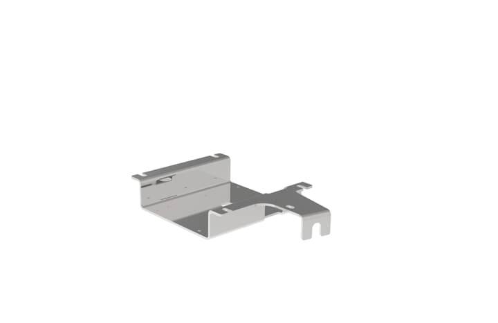 Eine silberne Metallmontageklammer mit gebogenen Laschen und Schlitzen, dargestellt isoliert auf weißem Hintergrund.