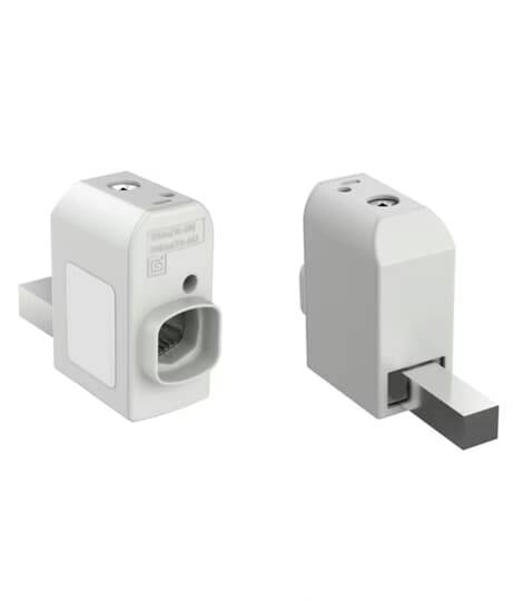Zwei Ansichten eines weißen Elektrostecker-Adapter mit einem rechteckigen Stecker und einer Buchsenöffnung, gezeigt vor einem einfachen Hintergrund.