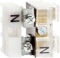 Nahaufnahme eines Schraubklemmenblocks mit gekennzeichneten Neutralleiter-'N'-Anschlüssen und klaren Drahteingangsöffnungen für die elektrische Verkabelung.