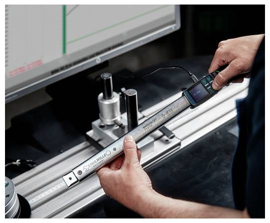 Techniker misst eine Metallwelle mit einer digitalen Schieblehre an einer Werkzeugmaschine und überprüft dabei die genauen Abmessungen während der Kontrolle.