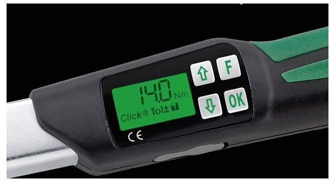 Digitales Drehmomentschlüssel-Display zeigt 140 Nm mit Pfeilen nach oben/unten und OK-Taste an, befestigt an einem Metallwerkzeugkopf