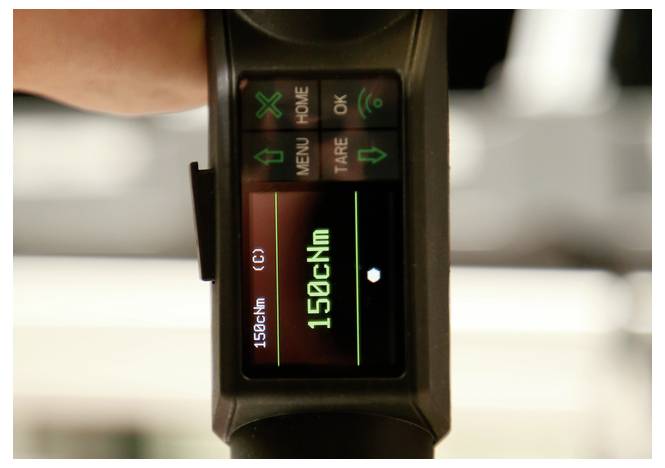 Nahaufnahme eines Fitness-Wearable-Displays, das 150 cm anzeigt, mit Touch-Buttons mit den Beschriftungen HOME, MENÜ, OK und TARE.