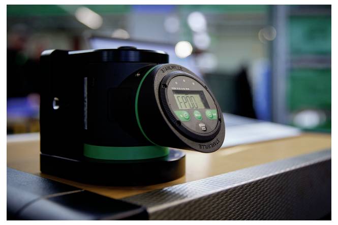 Nahaufnahme eines schwarzen industriellen Thermostats oder einer Temperaturregelvorrichtung mit digitalem Display, das „F 80