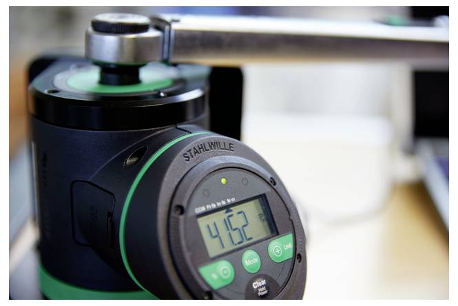 Nahaufnahme einer digitalen Drehmomentschlüssel-Anzeige mit der Anzeige 4.62, mit angebrachtem Metallgriff, verwendet zum präzisen Anziehen.