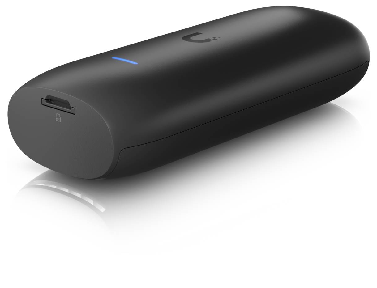Schwarze zylindrische Powerbank mit kleinem blauem Anzeigelicht und USB-C-Ladeanschluss am Ende.