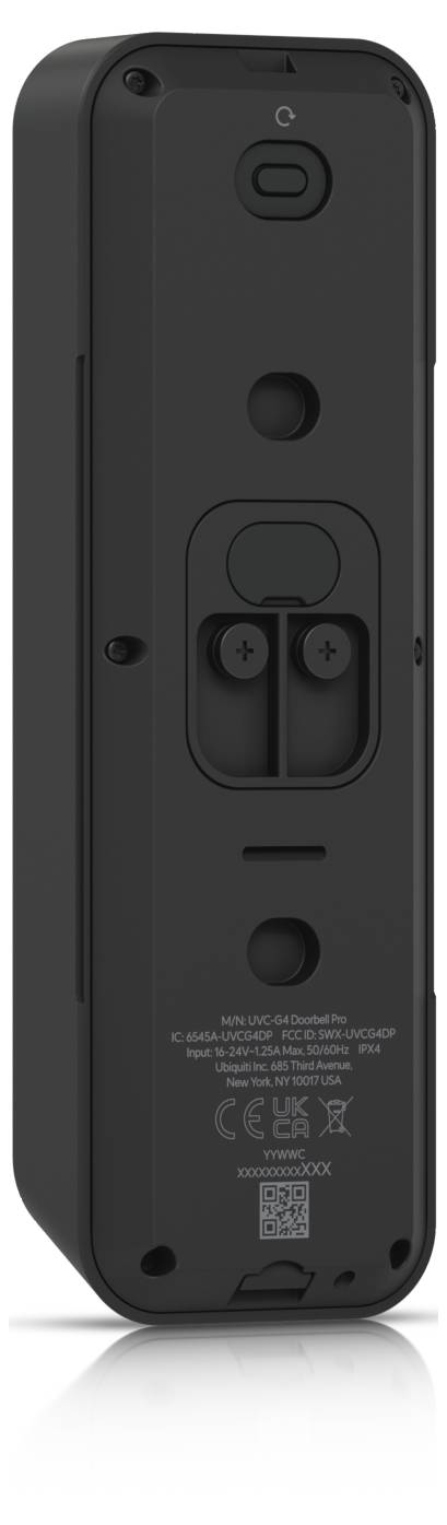 Rückseite einer schwarzen kabellosen Computermaus, die den optischen Sensor, den Stromschalter, das Batteriefach und das Regulierungsetikett zeigt.