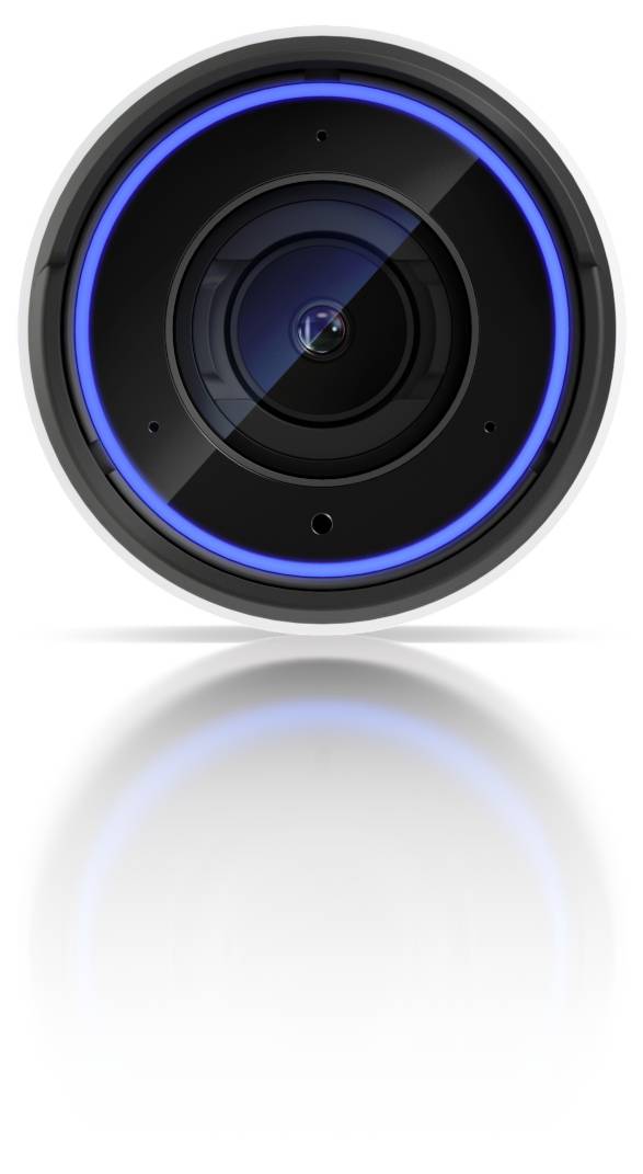 Nahaufnahme eines schwarzen Kameraobjektivs mit einem leuchtenden blauen Ring und Reflexion auf weißem Hintergrund.