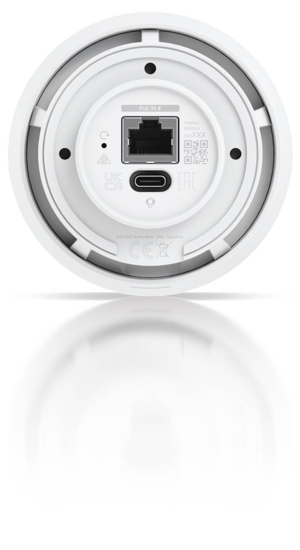 Nahaufnahme eines runden weißen Netzwerkgeräts mit einem Ethernet-Anschluss und einem USB-C-Anschluss, die auf der Unterseite zentriert sind.