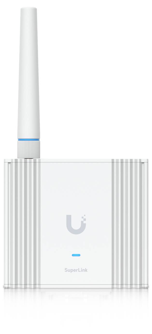 Weißes Ubiquiti SuperLink-Funkgerät mit einer hohen vertikalen Antenne und einer vorderen Statusleuchte, dargestellt vor weißem Hintergrund.