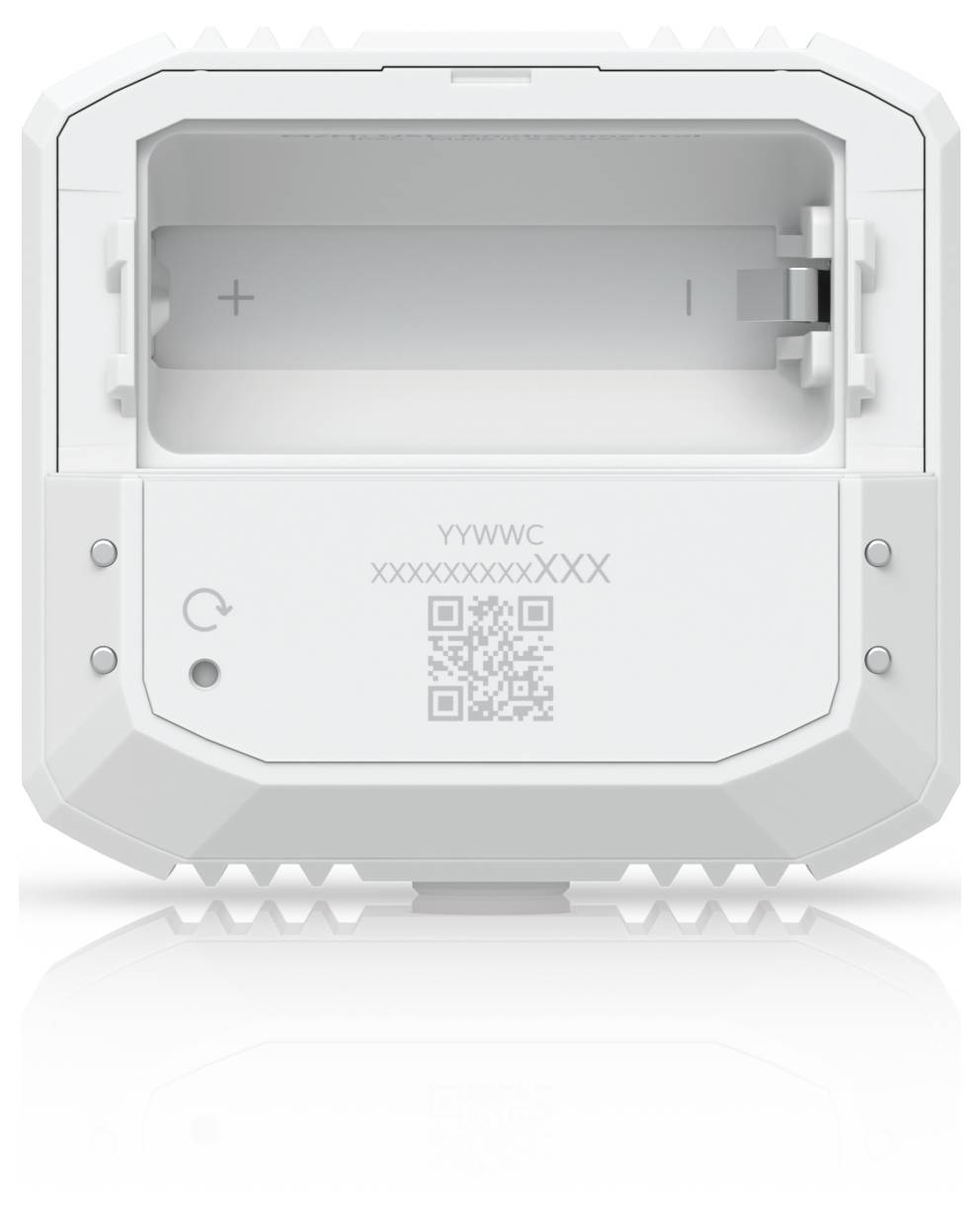 Weißes wandmontiertes Gerät oder Thermostat-Front mit einem offenen Batteriefach, das + und - Markierungen sowie einen QR-Code auf der unteren Verkleidung zeigt.