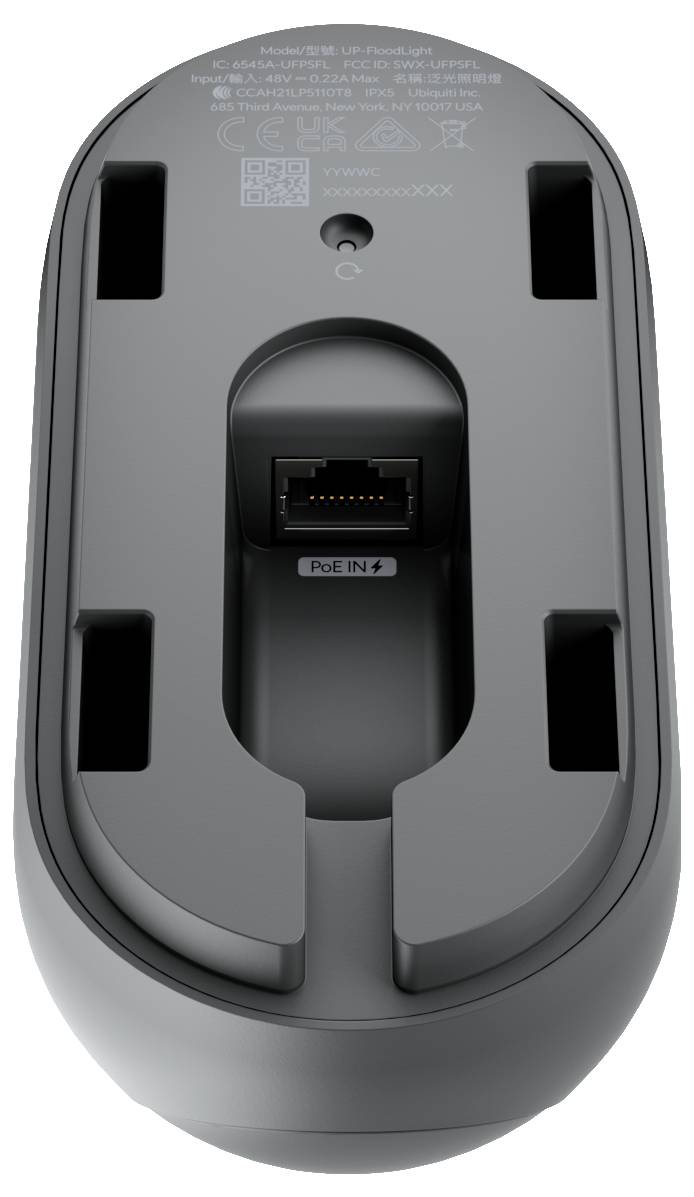 Unteransicht eines grauen Geräts mit einem zentralen PoE IN Ethernet-Anschluss und Befestigungssteckplätzen, mit behördlichen Kennzeichnungen in der Nähe der Oberseite.