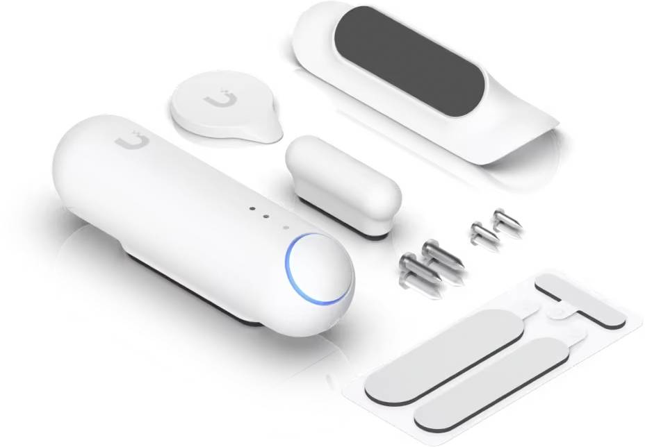 Weiße kabellose Gadget-Komponenten auf hellem Hintergrund angeordnet, einschließlich eines tragbaren Geräts, eines Ladeetuis, zwei Ohrhörer und kleine Metallclips.