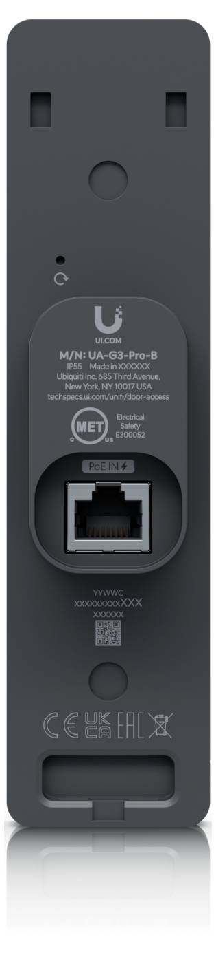 Rückansicht eines schwarzen Ubiquiti-WLAN-Geräts mit Resetloch, Ethernet-Anschluss, Statusetikett, behördlichen Markierungen und Befestigungssteckplätzen.