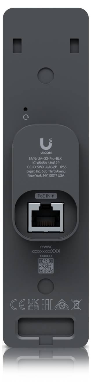 Rückansicht eines Ubiquiti-Netzwerkgeräts mit dem Ethernet-Anschluss, der Reset-Taste und dem Konformitätsetikett auf einem dunkelgrauen Gehäuse.
