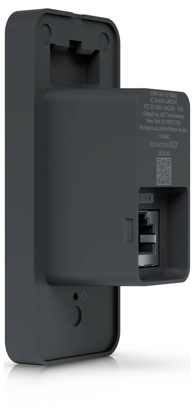 Schwarzes, an der Wand montiertes elektrisches Gerät mit öffnung an der Vorderseite und Steckplatz für Anschlüsse, wahrscheinlich eine Lade- oder Stromauslasseinheit.