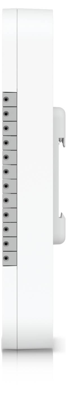 Hoher weißer wandmontierter Schrank mit einer schmalen linken Säule aus beschrifteten Schubladen oder Knöpfen und einem kleinen seitlichen Griff.