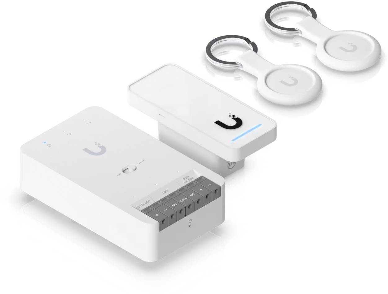 Weißes Smart-Home-Hardware-Set: Ein großes Hauptgerät, ein kleineres Steckmodul und zwei kreisförmige Schlüsselanhänger-Fernbedienungen mit 'G'-Logos.
