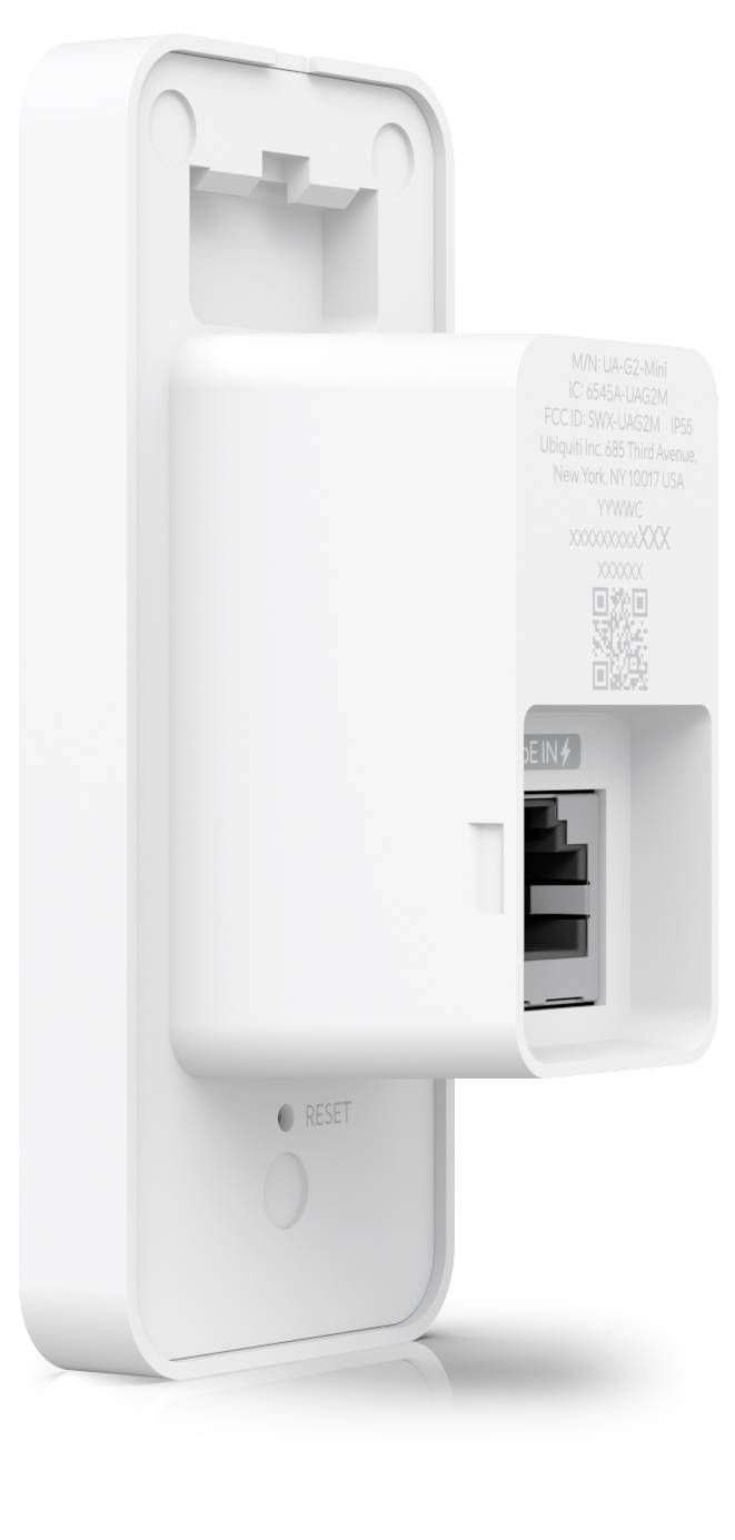 Weißes wandmontiertes Netzwerkgerät mit offener Abdeckung, Ethernet-Anschluss, QR-Code und Reset-Taste auf einfachem Hintergrund.