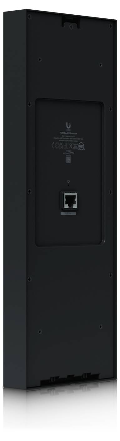 Rückseite eines schwarz wandmontierten Geräts mit einem zentrierten, vertieften Panel und Ethernet-Anschluss, aufgenommen in Studioleuchten.