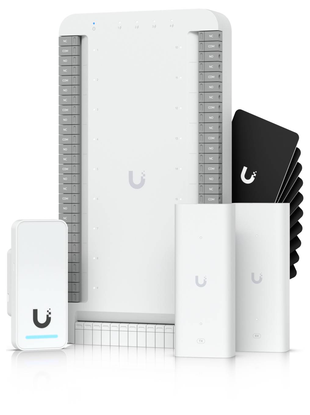 Produktpalette aus weißen netzwerkgeräten im Ubiquiti-Stil, einschließlich einer großen zentralen einheit, zwei kleinen weißen Zugangspunkten und einem schwarzen Modul mit gestapelten Karten.