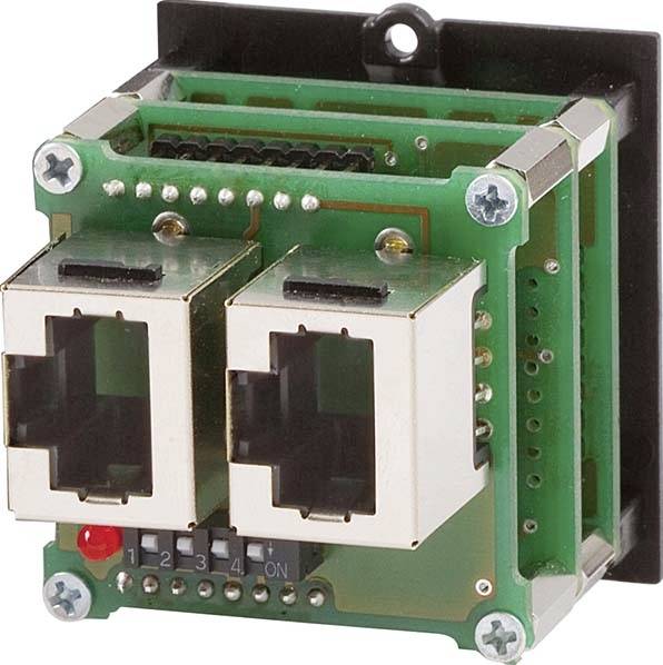 Kleines grünes elektronisches Schaltmodulplatine mit zwei gestapelten RJ45-Ethernet-Anschlüssen, einer roten LED und einem 4-Positionen-Schalter, montiert auf einer schwarzen Halterung.