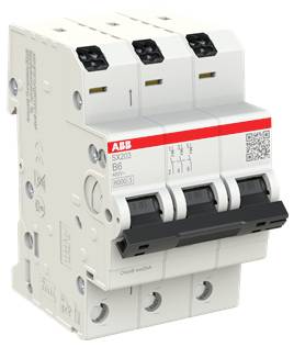 Dreipoliger ABB-Miniaturschutzschalter mit schwarzen Kippschaltern und rotem Etikett, gezeigt in Produktansicht auf weißem Hintergrund.