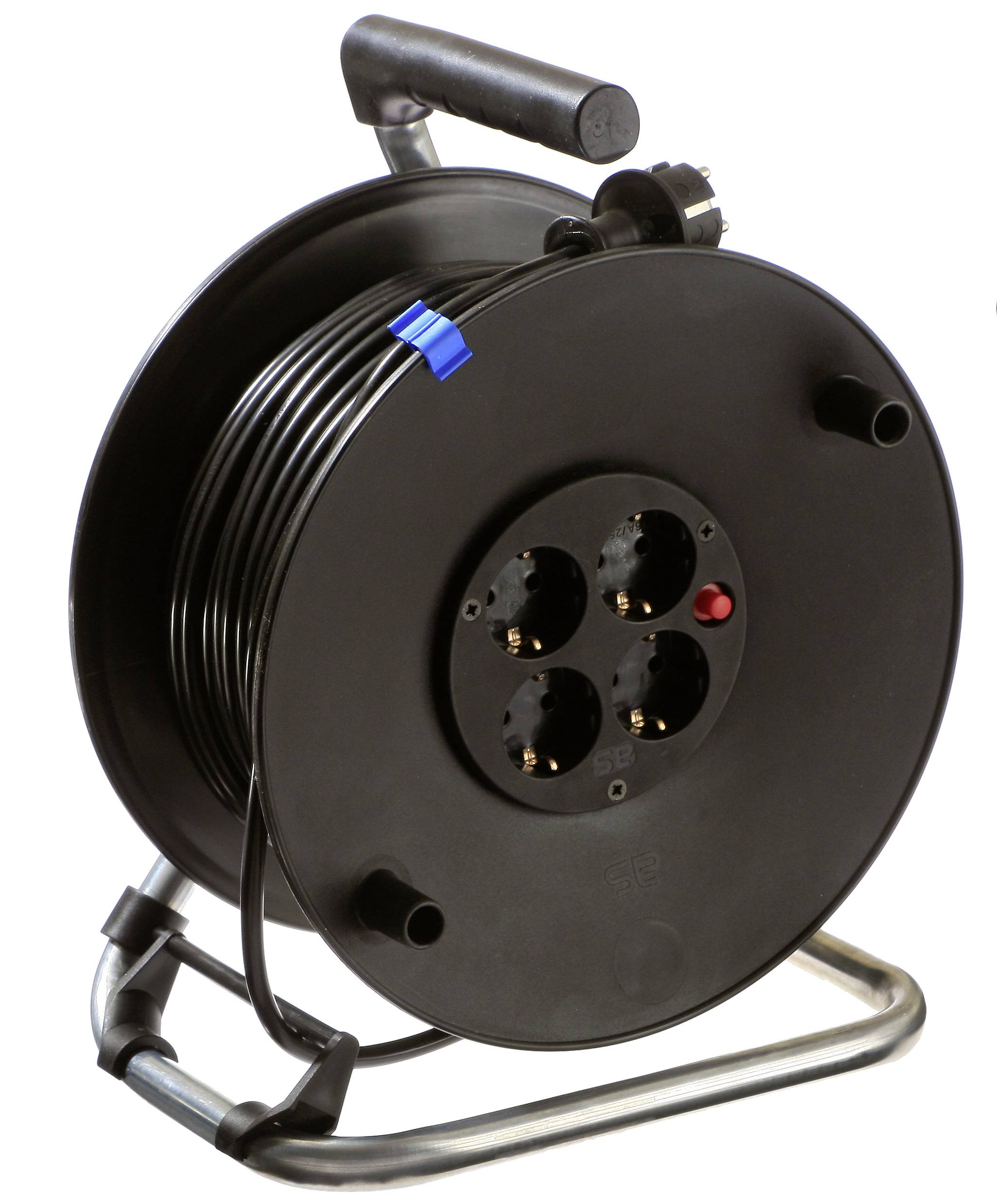 Schwarze Kabelrolle mit aufgewickeltem Kabel, Griff und vierfacher Steckdosenleiste auf einem Metallständer.