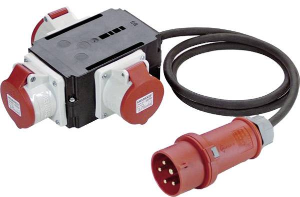 Tragbare Stromverteilungsbox mit drei roten Industriesteckdosen und einem roten Stecker, der über ein schwarzes Kabel auf weißem Hintergrund angebracht ist.