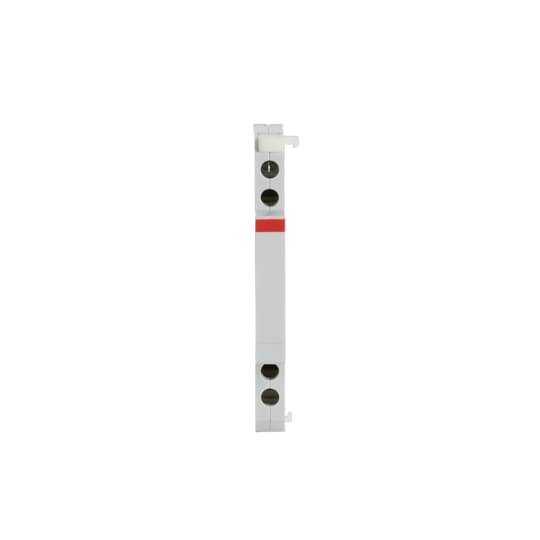 Ein schlankes graues Elektrobauteil oder Schaltermodul mit vier kreisförmigen Öffnungen und einem roten Band, dargestellt isoliert auf weißem Hintergrund.