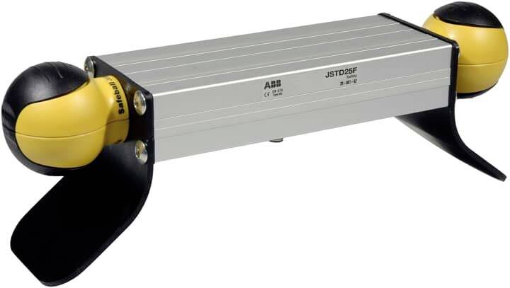 ABB-Schiffsantrieb mit zwei gelb-schwarzen Propellergondeln, die an einem silbernen rechteckigen Gehäuse auf weißem Hintergrund befestigt sind.
