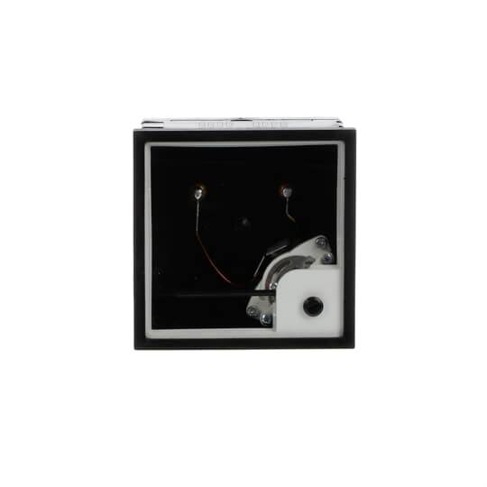 Nahaufnahme eines quadratischen schwarzen elektronischen Geräts oder Messgeräts mit sichtbarer innerer Verdrahtung und einer weißen Komponente in der unteren rechten Ecke auf einfachem Hintergrund