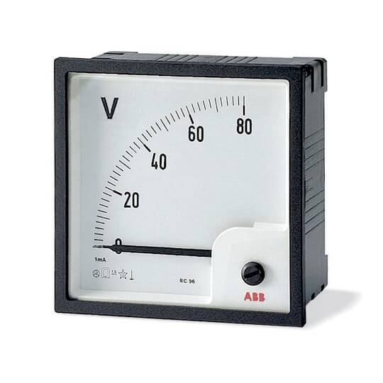 Analoges Voltmeter mit einer 0–80-Skala und Zeiger nahe Null, beschriftet mit 