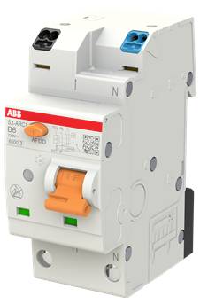 Weißer ABB-Leitungsschutzschalter mit orangem Kippschalter und blau/schwarzen Anschlüssen, dargestellt in einer produktstylisierten isolierten Ansicht.