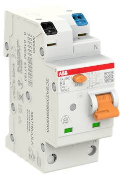 Weißer ABB-Elektroschutzschalter mit orangefarbenem Schalter und blau/schwarzen Anschlüssen, dargestellt vor einem einfachen Hintergrund.
